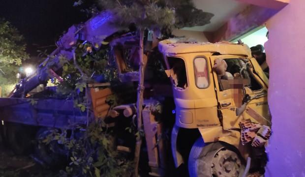 Çorum'da freni patlayan vinç eve çarptı: 4 yaralı