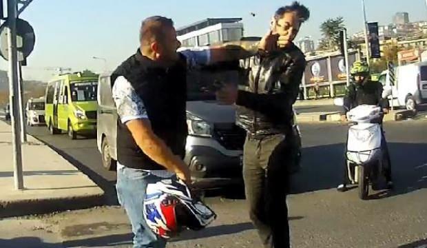 Maganda terör estirdi! Önünü kestiği motosikletliyi tokatladı