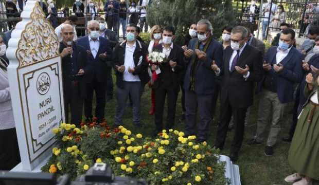 Nuri Pakdil, mezarı başında anıldı