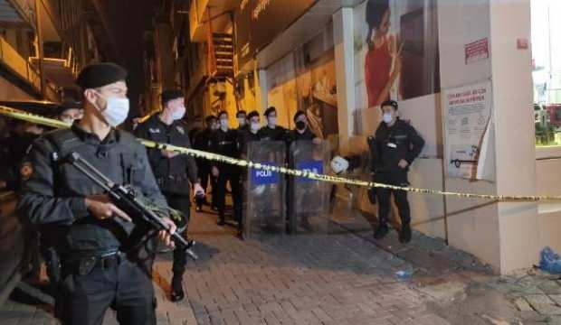 Polis kavgaya müdahale ederken yaşanan arbedede 2 kişi yaralandı