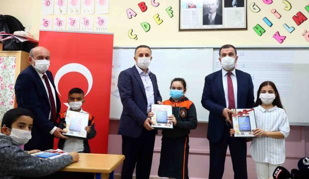 Bağcılar’da 10 bin öğrenciye hediye tablet