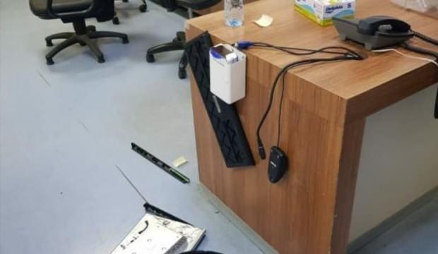 Hastaneye gelen genç kız, doktora kızıp masasını dağıttı