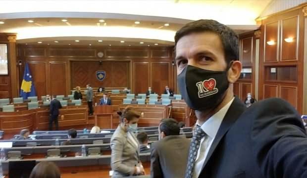 Kosova milletvekili "I Love Muhammed" yazılı maskeyle Meclis oturumuna katıldı