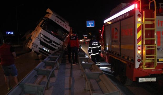 Tır bariyerlere devrildi: 1 yaralı
