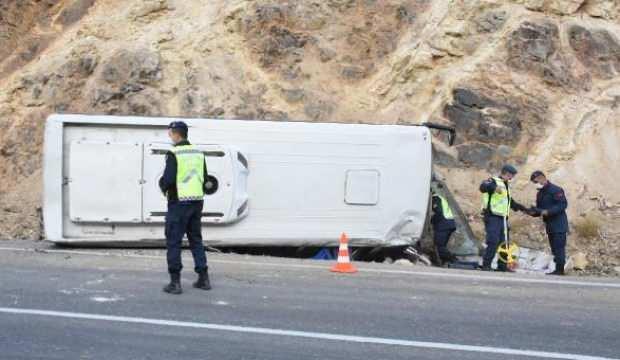 Tünel işçilerini taşıyan midibüs devrildi: 5'i ağır, 15 yaralı