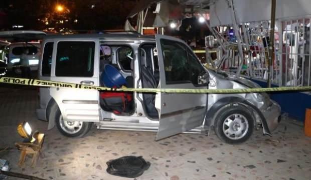 Hafif ticari araç, market önünde yemek yiyenlere çarptı: 8 yaralı
