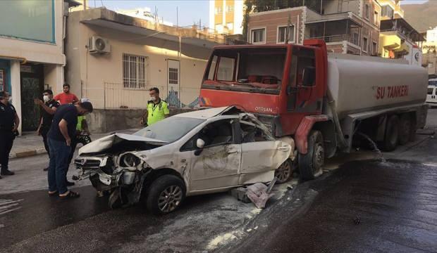 İskenderun'da freni arızalanan su tankeri 12 araca çarptı!