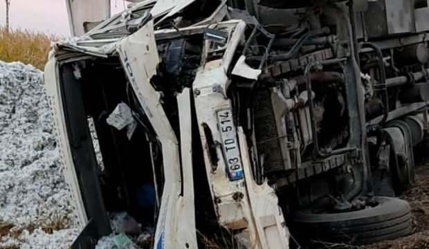 Kamyonlar kafa kafaya çarpıştı: 3 ölü, 1 yaralı