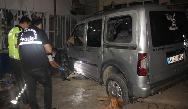 Kontrolden çıkan araç yemek yiyenlerin arasına daldı