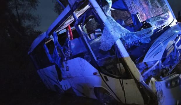Tarım işçilerini taşıyan midibüs ile ticari araç çarpıştı: 1 ölü, 24 yaralı