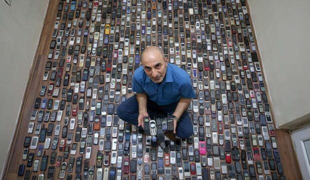 20 yılda biriktirdiği bin cep telefonuna gözü gibi bakıyor