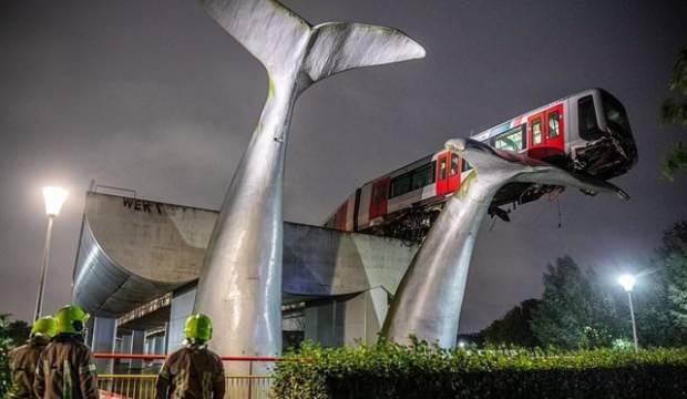 Metroda kaza: Tren 7,5 metre yükseklikte asılı kaldı