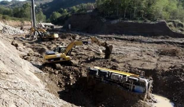 Giresun'da selde sürüklenen kamyon ve iş makinesi çıkarılıyor