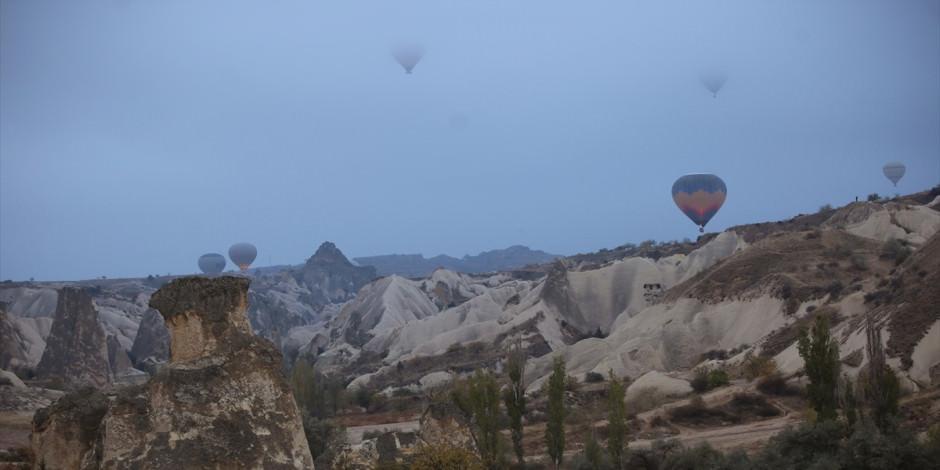 Kapadokya'da 'sis denizi' içinde rengarenk balon şovu