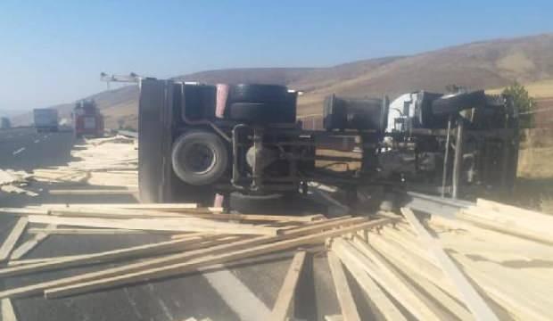 Niğde'de kamyon devrildi, sürücü öldü