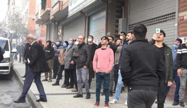 Sultangazi'de virüsü unuttular, yangını seyretmek için toplandılar
