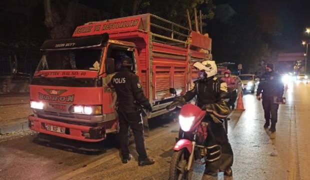 Ankara'da belgesiz sokağa çıkanlara ceza kesildi