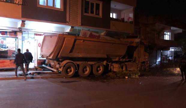 Freni boşalan hafriyat kamyonu iş yerine daldı