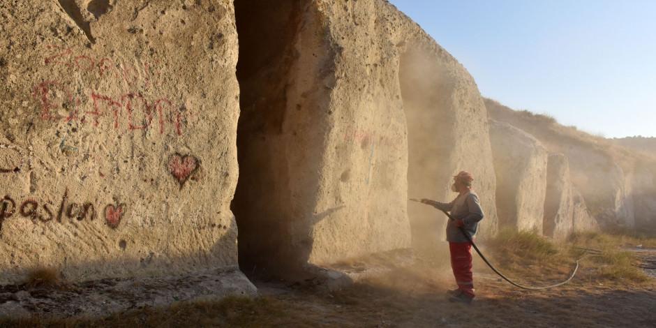 Frigya'da tarih eserlerin üzerindeki 'aşk yazıları' temizleniyor