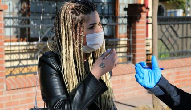 Maske takmayan kadın, polisleri tehdit edip gazetecilere tepki gösterdi