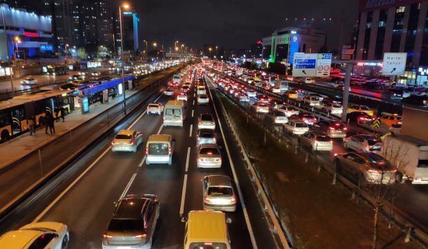 Sokaga Cikma Kisitlamasina 1 Saat Kala Istanbul Da Trafik Yogunlugu Artti Guncel Haberleri