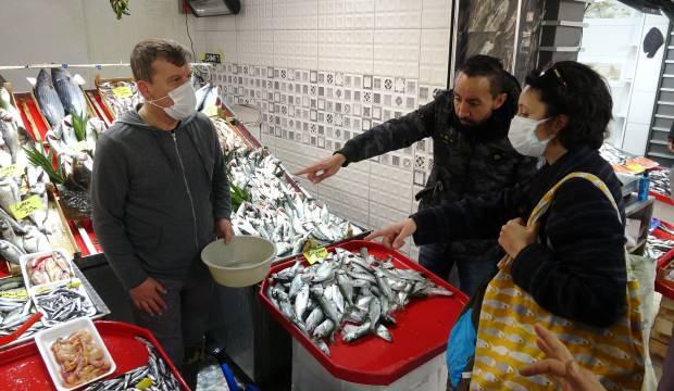 Vatandaşlar hafta sonu kısıtlaması öncesi balıkçılara akın etti