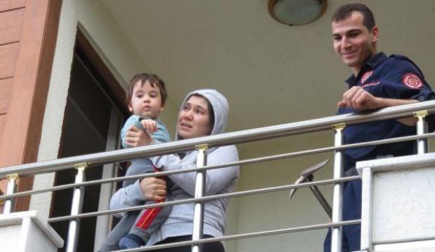 2 yaşındaki çocuk annesini balkona kilitledi