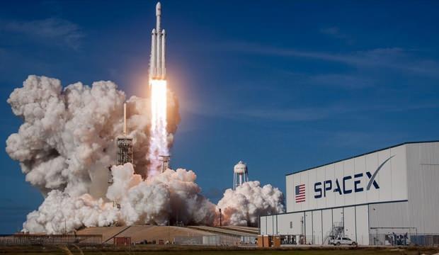 NASA, astronotları Ay'a indirecek kapsülün inşası için SpaceX'i seçti