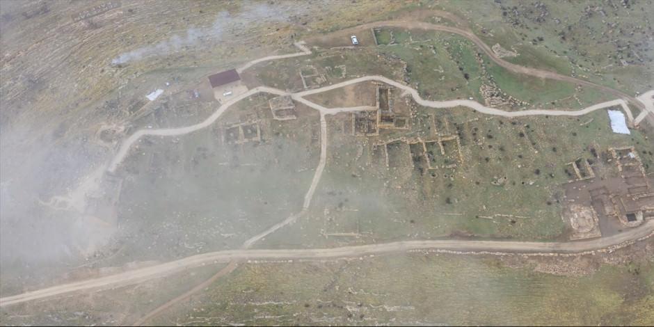  3 bin yıllık Zerzevan Kalesi'nde kartpostallık sis manzarası
