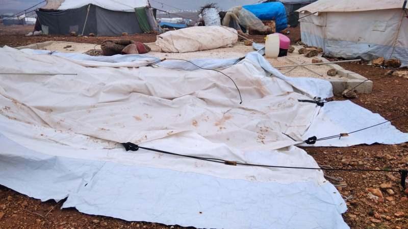 İdlib kırsalındaki kamplar sular altında kaldı
