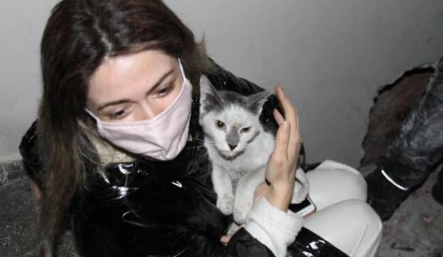 Depremden 42 gün sonra kedisine kavuşan Yasemin: Hep dua ettim