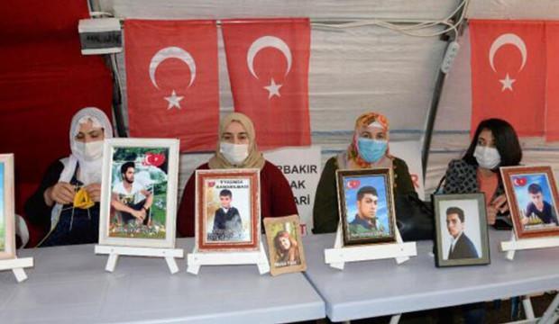 Evlatlarına kavuşan ailelerden nöbetteki ailelere destek