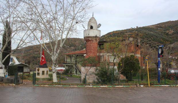 K&ouml;y meydanındaki camisiz minare b&uuml;y&uuml;k ilgi &ccedil;ekiyor