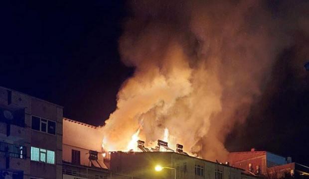 Bingöl’de bir binanın çatısı alev alev yandı