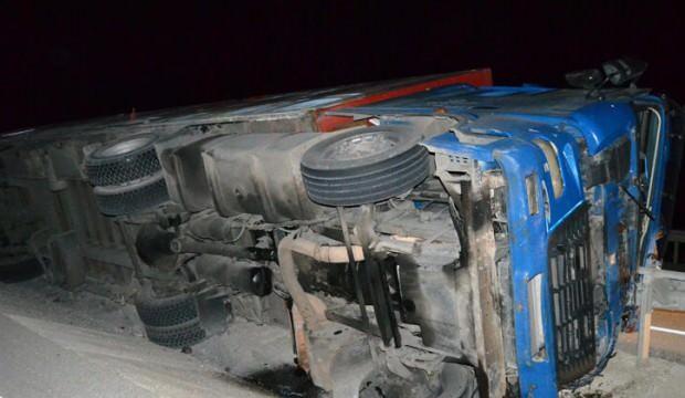 Feci kaza: Bariyerler tırın kabinine ok gibi saplandı, 2 kişi öldü