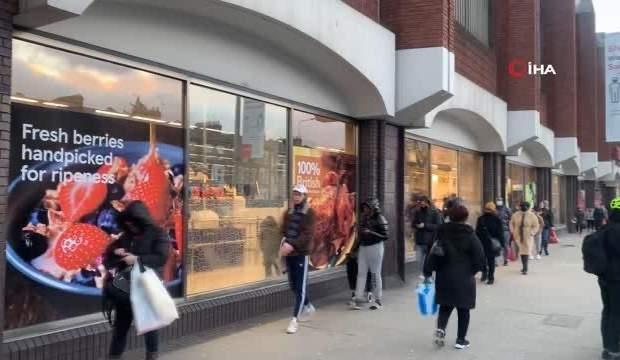 İngiltere’nin ünlü market zinciri önünde uzun kuyruk oluştu