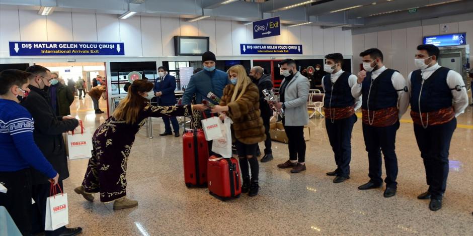 Kış tatili için Palandöken'e gelen yabancı turistler davul zurnayla karşılandı