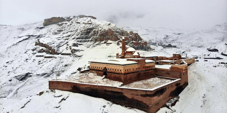 "Medeniyetler Beşiği" İshak Paşa Sarayı'nda kış güzelliği