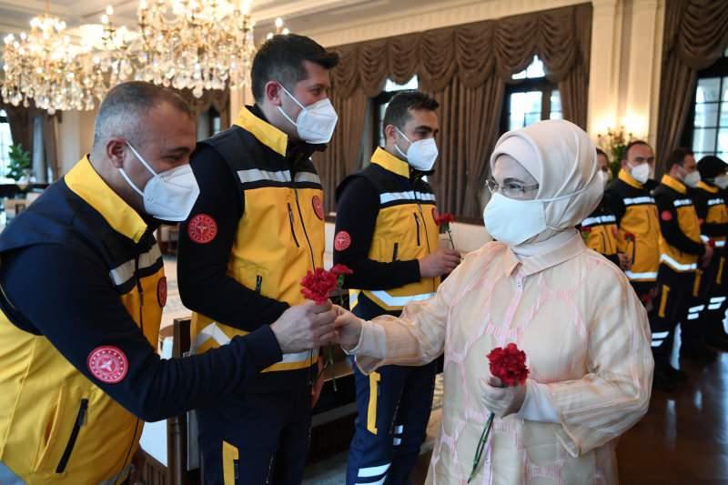 Emine Erdoğan, paramediklerin günlerini kutladı