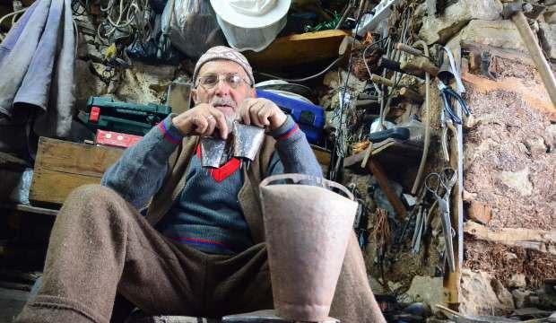 83 yaşında 120 yıllık d&uuml;kkanda 73 yıldır &ccedil;an &uuml;retiyor