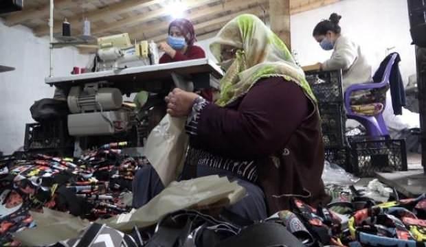 8 çocuklu kadın kendi atölyesinde çanta üretiyor