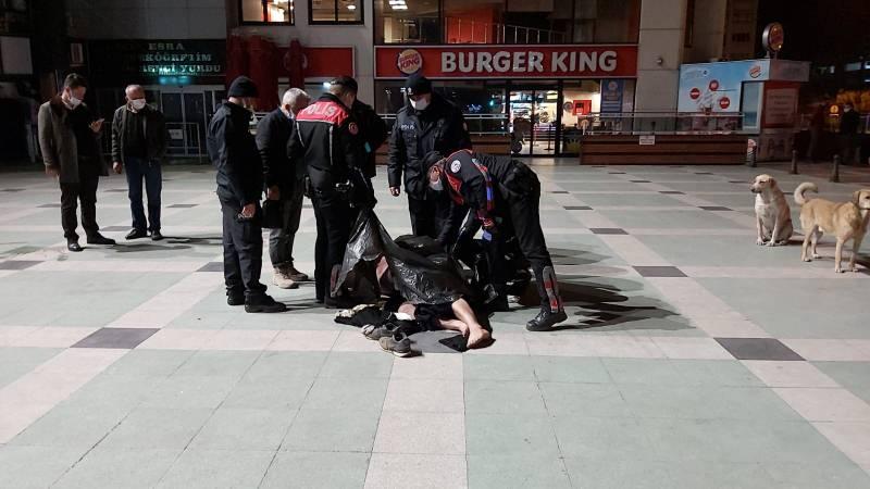 Sarhoş şahıs belediyeye giremeyince soyundu