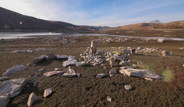 Sular çekildi, mezarlar 50 yıl sonra ortaya çıktı
