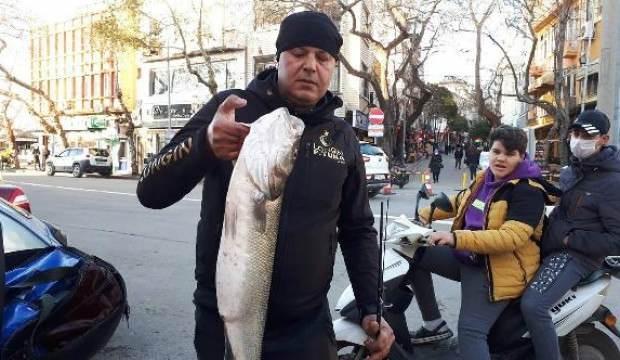 Amatör balıkçı, 6 kilo 380 gram ağırlığında levrek avladı