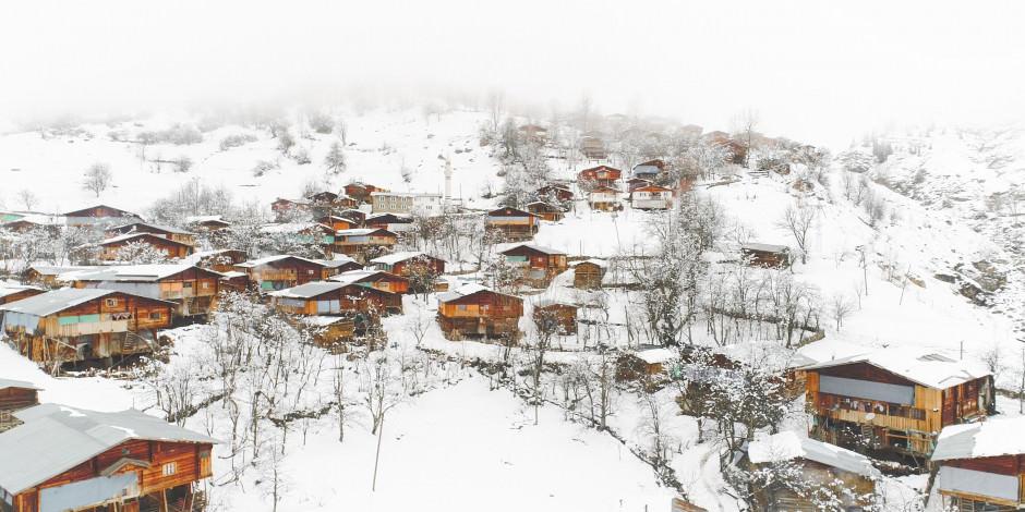 Artvin'in geleneksel köyünden içinizi ısıtacak kış manzaraları