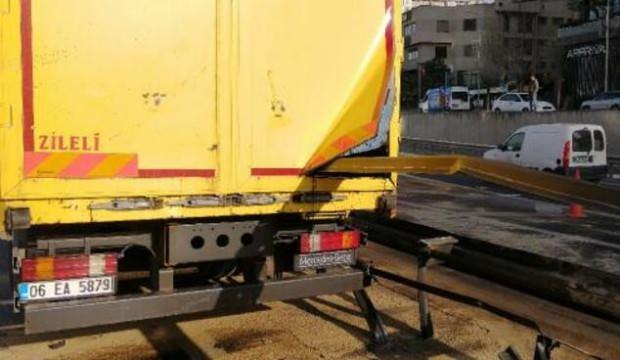 Basın Ekspres yolunda feci kaza: Bariyerlere saplanıp 30 metre sürüklendi