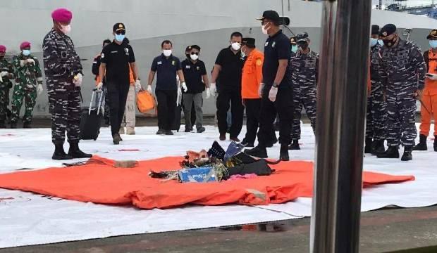 Endonezya’da düşen uçağa ait parçalar kriz merkezine getirildi