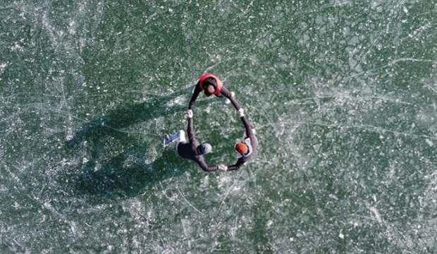 Yüzeyi buz tutan gölet gençlerin uğrak yeri oldu