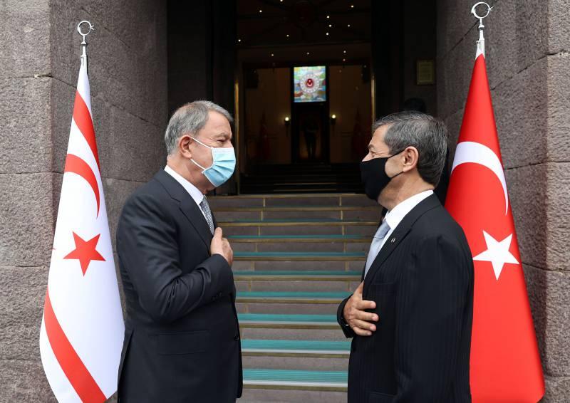 Milli Savunma Bakanı Hulusi Akar, KKTC Dışişleri Bakanı Tahsin Ertuğruloğlu