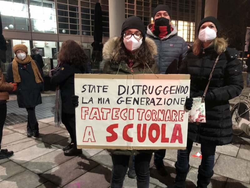 İtalya’da öğrenciler uzaktan eğitim kararını protesto etti